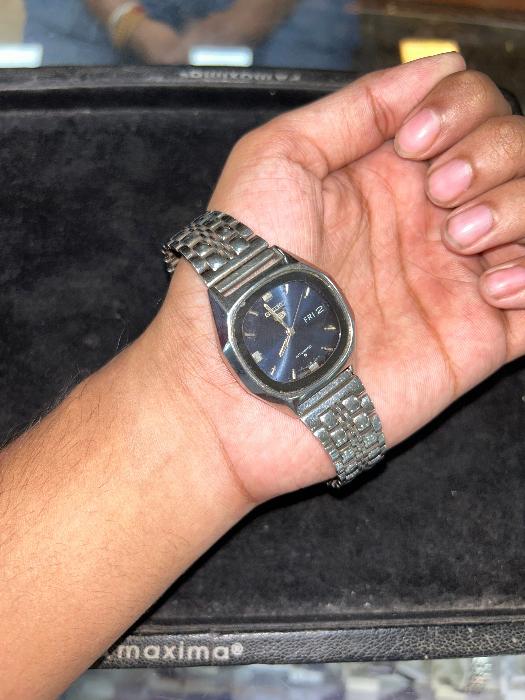 Wearing View Of Seiko Automatic Vintage Watch from the 1970s featuring 21-jewel movement, stainless steel case, day/date display, and mid-century design.